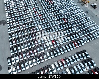 Vue aérienne du stock de voitures neuves sur le parking de l'usine. Au-dessus de la vue, voitures garées de suite. Industrie automobile. Logistique. Importer ou exporter nouveau Banque D'Images