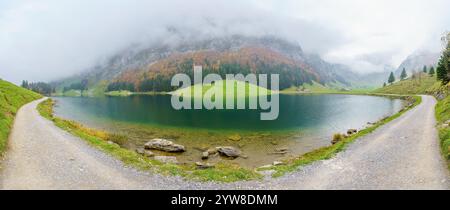 Vue panoramique sur le lac Seealpsee, dans la chaîne Alpstein, Appenzell Innerrhoden, Suisse Banque D'Images