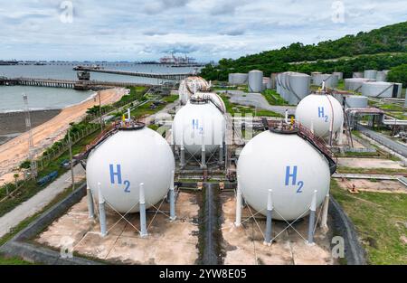 Installation de stockage d'hydrogène vert avec réservoirs de gaz H2 industriels dans une usine d'énergie durable. Technologie zéro émission pour la production d'énergie propre. Banque D'Images