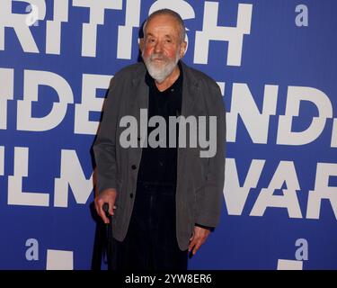 Londres, Royaume-Uni. 08 décembre 2024. Mike Leigh assiste aux 27e British Independent film Awards au Roundhouse de Camden, Londres. Crédit : SOPA images Limited/Alamy Live News Banque D'Images