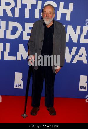 Londres, Royaume-Uni. 08 décembre 2024. Mike Leigh assiste aux 27e British Independent film Awards au Roundhouse de Camden, Londres. Crédit : SOPA images Limited/Alamy Live News Banque D'Images