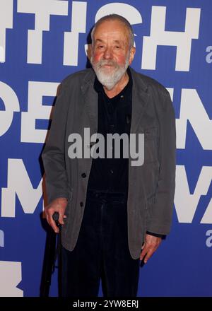 Londres, Royaume-Uni. 08 décembre 2024. Mike Leigh assiste aux 27e British Independent film Awards au Roundhouse de Camden, Londres. Crédit : SOPA images Limited/Alamy Live News Banque D'Images