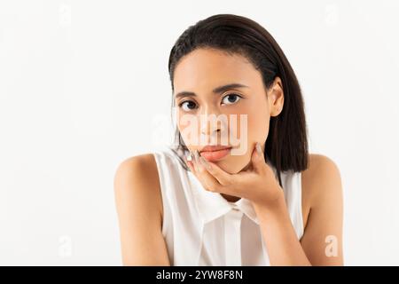 Demi-femme avec un regard mélancolique sur son visage Banque D'Images