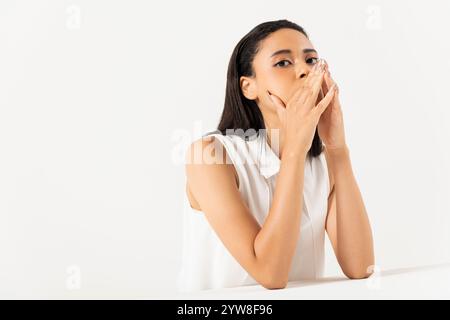 Demi-femme avec un regard mélancolique sur son visage Banque D'Images