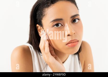 Demi-femme avec un regard mélancolique sur son visage Banque D'Images