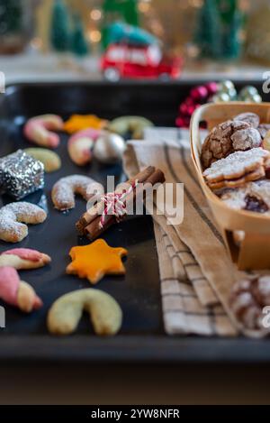 Bols avec biscuits de Noël allemands et autrichiens traditionnels Banque D'Images
