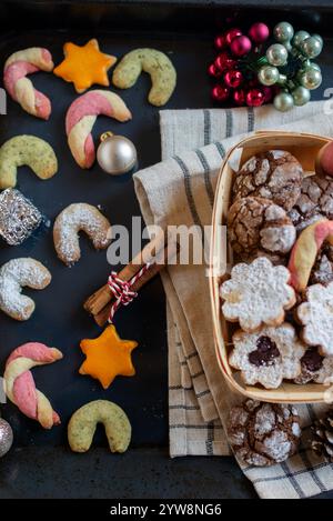 Bols avec biscuits de Noël allemands et autrichiens traditionnels Banque D'Images