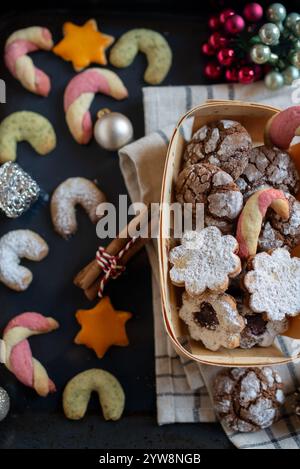 Bols avec biscuits de Noël allemands et autrichiens traditionnels Banque D'Images