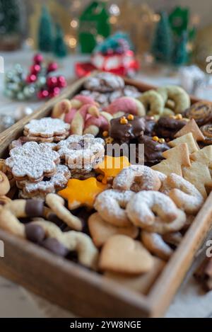Bols avec biscuits de Noël allemands et autrichiens traditionnels Banque D'Images
