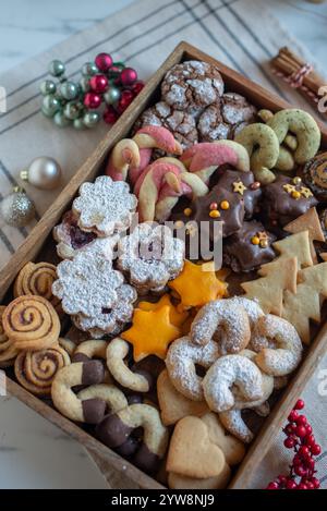 Bols avec biscuits de Noël allemands et autrichiens traditionnels Banque D'Images