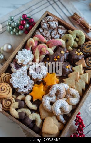 Bols avec biscuits de Noël allemands et autrichiens traditionnels Banque D'Images