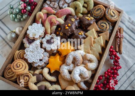 Bols avec biscuits de Noël allemands et autrichiens traditionnels Banque D'Images
