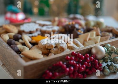 Bols avec biscuits de Noël allemands et autrichiens traditionnels Banque D'Images
