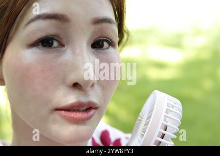 Été, femme japonaise en yukata Banque D'Images