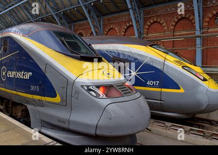 Trains Eurostar Channel tunnel, E300 avant et E320 arrière, à la gare de St Pancras, Londres, juin 2024 Banque D'Images