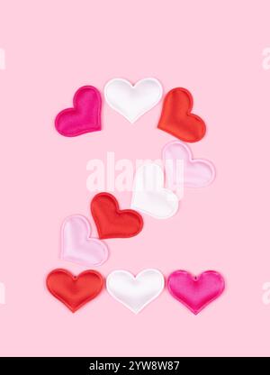 Numéro 2 deux fait de coeurs atlas brillants isolés sur fond rose solide. Concept d'alphabet d'amour. Une lettre de l'ensemble de police de coeur facile à empiler Banque D'Images