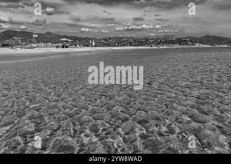 Vue en noir et blanc sur une belle plage de sable fin en été, Porto Giunco, Sardaigne, Italie Banque D'Images