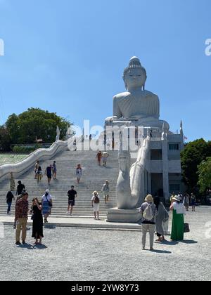 Phuket Big Buddha, Grand Bouddha de Phuket, Maravija Bouddha assis, statue, touristes, tourisme, Phra Phutta Ming Mongkol Eknakiri, Phuket Thaïlande Banque D'Images
