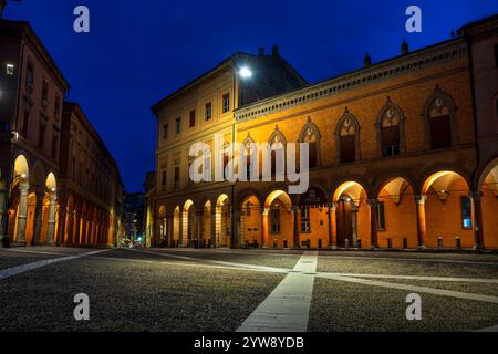 Palazzo Isolani sur la Piazza Santo Stefano au lever du jour dans le centre-ville historique de Bologne dans la région Emilie-Romagne du nord de l'Italie Banque D'Images