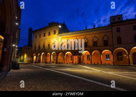 Palazzo Isolani sur la Piazza Santo Stefano au lever du jour, avec Torr Asinelli au-delà, dans le centre-ville de Bologne dans la région Emilie-Romagne du nord de l'Italie Banque D'Images