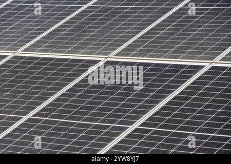 Panneaux solaires convertissant la lumière du soleil en énergie renouvelable à grande échelle Banque D'Images