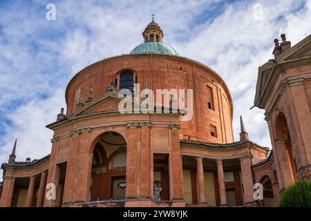 Vue extérieure du Santuario Madonna di San Luca sur colle della Guardia près de Bologne dans la région Emilie-Romagne du nord de l'Italie Banque D'Images