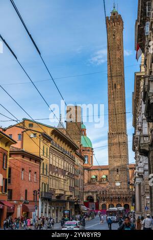 Deux tours, Torr Garisenda et Torr Asinelli, vues de la via Rizzoli dans le centre historique de Bologne, région Emilie-Romagne du nord de l'Italie Banque D'Images