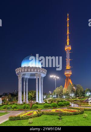 Vue en soirée de la rotonde et de la tour de télévision de Tachkent en Ouzbékistan Banque D'Images