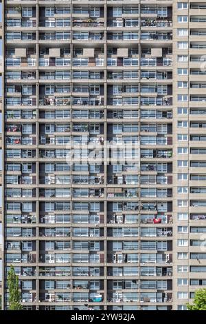 Une tour de style brutaliste, Trellick Tower, à Londres, Royaume-Uni Banque D'Images