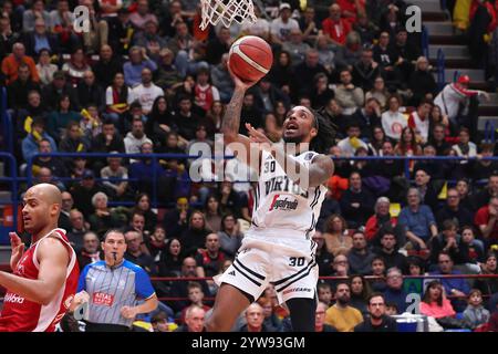 Milan, Italie. 8 décembre 2024. Italie, Milan, 2024 12 08 : Matt Morgan (Virtus) attaque le panier et marque dans le 4ème trimestre lors de EA7 Emporio Armani Milan vs Virtus Segafredo Bologna, LBA 2024-2025 jour 10.Italie, Milan, 2024 11 07 : EA7 Emporio Armani Milan vs Virtus Segafredo Bologna, EuroLeague 2024/2025, Round 10, disputé au Forum Unipol. (Crédit image : © Fabrizio Andrea Bertani/Pacific Press via ZUMA Press Wire) USAGE ÉDITORIAL SEULEMENT! Non destiné à UN USAGE commercial ! Banque D'Images