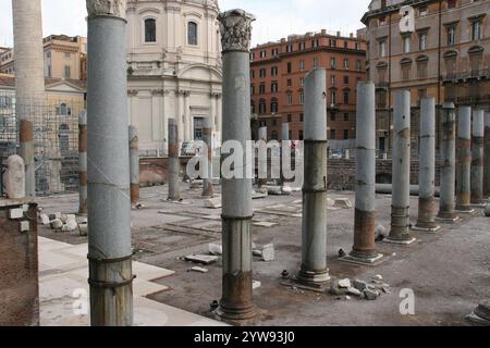 Italie. Rome. Forum de Trajan. A été construit sur ordre de l'empereur Trajan. Le projet a été attribué à l'architecte Apollodorus de Damas. Vue de R Banque D'Images