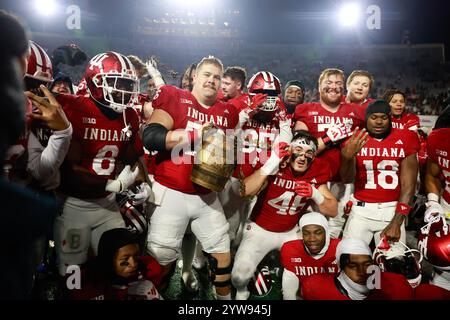 Bloomington, États-Unis. 30 novembre 2024. Les Hoosiers de l'université de l'Indiana lèvent le Old Oaken Bucket dans les airs après le match de football de la NCAA au Memorial Stadium. Score final : Indiana 66:0 Purdue. Crédit : SOPA images Limited/Alamy Live News Banque D'Images