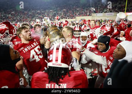 Bloomington, États-Unis. 30 novembre 2024. Les Hoosiers de l'université de l'Indiana lèvent le Old Oaken Bucket dans les airs après le match de football de la NCAA au Memorial Stadium. Score final : Indiana 66:0 Purdue. Crédit : SOPA images Limited/Alamy Live News Banque D'Images