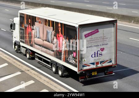 dfs meubles d'affaires publicité graphique pleine longueur vue latérale et arrière remorque articulée conduisant autoroute M25 route Essex County Angleterre Royaume-Uni Banque D'Images