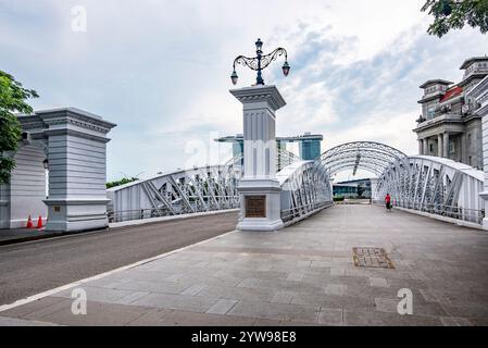 L'historique 1910 construit Anderson Bridge au-dessus de la rivière Singapour dans la zone civique de Singapour. Banque D'Images