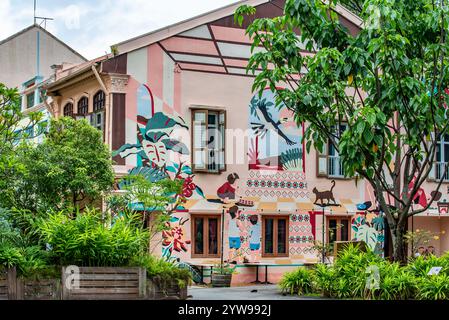 Une murale sur le mur d'un shophouse dans la rue arménienne rénovée et verdoyante à Singapour Banque D'Images