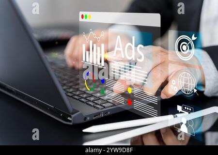 Concept de vente en ligne de commerce de marketing numérique d'entreprise. Les gens utilisent l'ordinateur portable pour faire de la publicité sur le site Web. Planification, publicité stratégies de marketing à Targ Banque D'Images