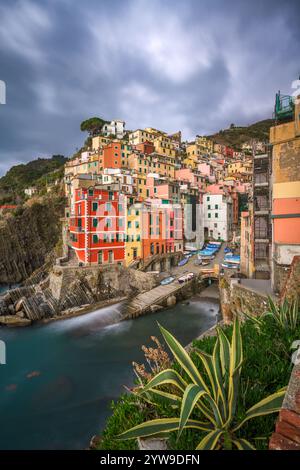 Riomaggiore, Italie le long de la côte des Cinque Terre au crépuscule. Banque D'Images