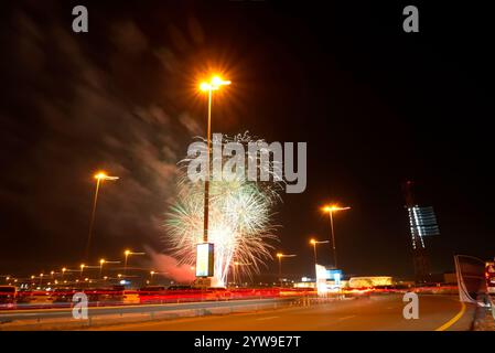 Dubaï, Émirats arabes Unis – le 03 décembre 2024, autour de Dubai Global Village parking feux d'artifice pour la célébration de la Journée nationale des Émirats arabes Unis Banque D'Images