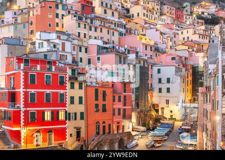 Riomaggiore, Italie le long de la côte des Cinque Terre au crépuscule. Banque D'Images