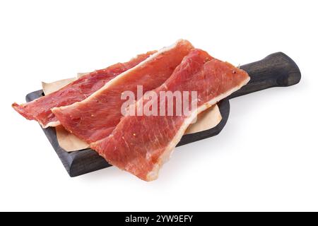 Trois morceaux de copeaux de porc fumé cru sur une planche de bois isolés sur un fond blanc, netteté à travers l'objet Banque D'Images