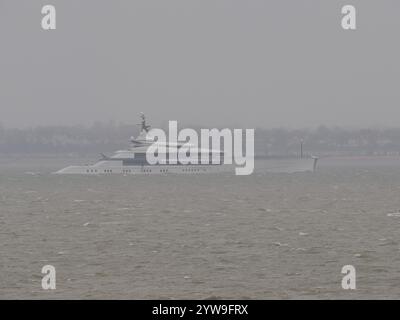 Sheerness, Kent, Royaume-Uni. 10 décembre 2024. Superyacht Bravo Eugenia vu au départ de la Tamise par mauvais temps ce matin photographié de Sheerness, Kent. Crédit : James Bell/Alamy Live News Banque D'Images