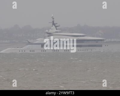 Sheerness, Kent, Royaume-Uni. 10 décembre 2024. Superyacht Bravo Eugenia vu au départ de la Tamise par mauvais temps ce matin photographié de Sheerness, Kent. Crédit : James Bell/Alamy Live News Banque D'Images