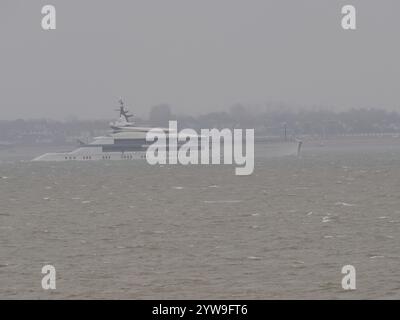 Sheerness, Kent, Royaume-Uni. 10 décembre 2024. Superyacht Bravo Eugenia vu au départ de la Tamise par mauvais temps ce matin photographié de Sheerness, Kent. Crédit : James Bell/Alamy Live News Banque D'Images