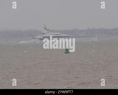 Sheerness, Kent, Royaume-Uni. 10 décembre 2024. Superyacht Bravo Eugenia vu au départ de la Tamise par mauvais temps ce matin photographié de Sheerness, Kent. Crédit : James Bell/Alamy Live News Banque D'Images