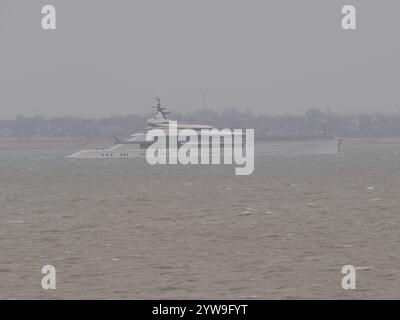 Sheerness, Kent, Royaume-Uni. 10 décembre 2024. Superyacht Bravo Eugenia vu au départ de la Tamise par mauvais temps ce matin photographié de Sheerness, Kent. Crédit : James Bell/Alamy Live News Banque D'Images