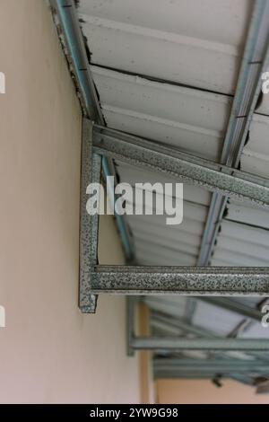 Fermes de toit en acier léger disposées pour soutenir les tuiles de toiture, mettant en valeur un cadre de construction moderne Banque D'Images