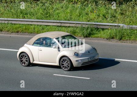 2004 Beige VW Volkswagen, 1,9 TD cabriolet, manuelle, 1596 (cc), 2 portes; voyager sur l'autoroute M6, Royaume-Uni Banque D'Images