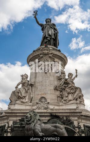 Statue dédiée à la Révolution française, située sur les Plas de la République, à Paris, France Banque D'Images