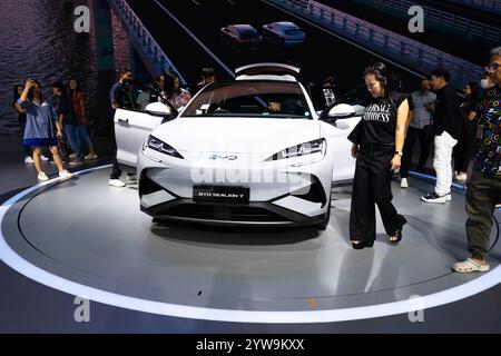 10 novembre 2024, Nonthaburi, Nonthaburi, Thaïlande : les visiteurs inspectent une voiture BYD Sealion 7 lors de la 41ème exposition internationale de l'automobile de Thaïlande au hall impact Challenger à Nonthaburi. (Crédit image : © Peerapon Boonyakiat/SOPA images via ZUMA Press Wire) USAGE ÉDITORIAL SEULEMENT! Non destiné à UN USAGE commercial ! Banque D'Images